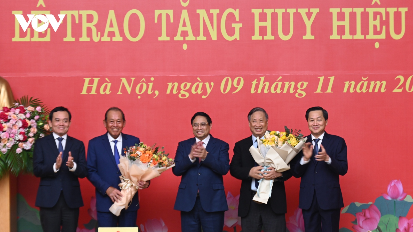 Thủ tướng trao Huy hiệu Đảng cho các đồng chí Phạm Gia Khiêm và Trương Hòa Bình